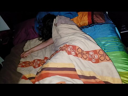❤️ Stiefson beréiert seng jonk Stéifmamm wärend hatt schléift. Sexvideo op lb.aircoolershop.top ️❤